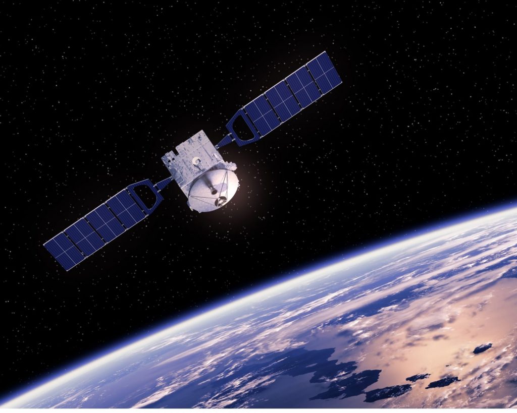 Bonjour tout le monde, heureux de vous retrouver aujourd’hui avec un autre sujet passionnant : Les technologies de satellites en orbite basse. Premièrement, quelle est cette technologie? Ce sont des satellites, des centaines et des milliers de satellites qui seront quand même tout près de la planète.