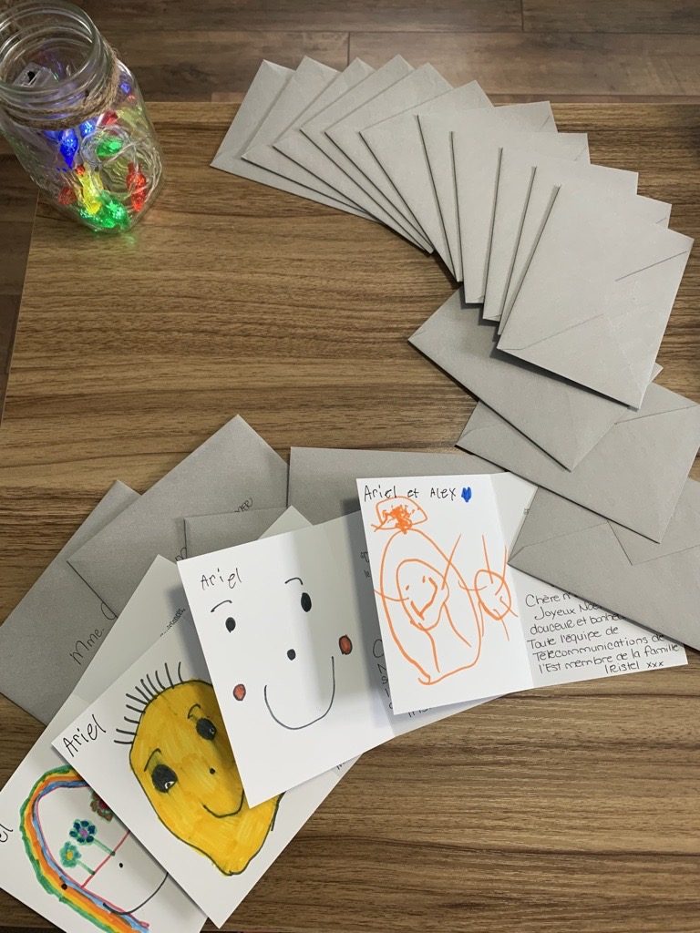 Cette année, nous voulions apporter une attention particulière auprès d’un de nos clients. Au nom de Télécommunications de l’Est, Mélanie Roussel avec la précieuse aide de ses enfants Ariel et Alex, nous ont permis de transmettre de belles cartes avec de beaux vœux du temps des Fêtes accompagnés de dessins à une résidence de personnes âgées en Gaspésie. Inspirés de l’initiative d’une résidence pour retraités de Gatineau, et repris à Rimouski par une Rimouskoise, Mme Plourde incitait la population a une vague de générosité envers nos aînés en leur faisant parvenir une carte.